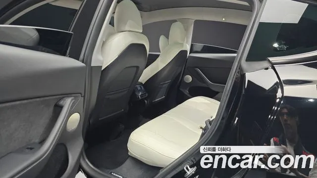 Tesla Model Y 2023 thumb 10