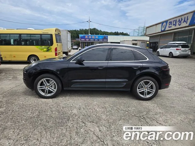 Porsche Macan 2015 thumb 3