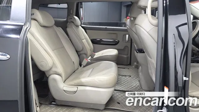 Kia Carnival 2015 thumb 10