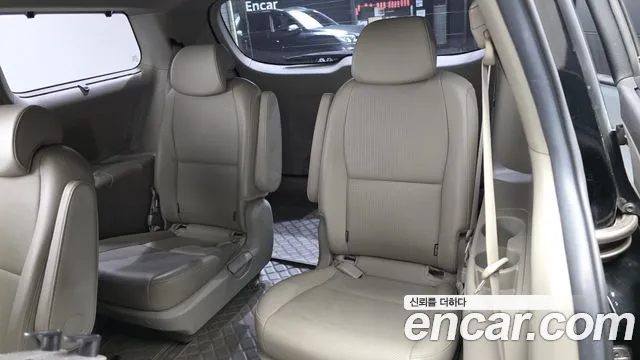 Kia Carnival 2015 thumb 12