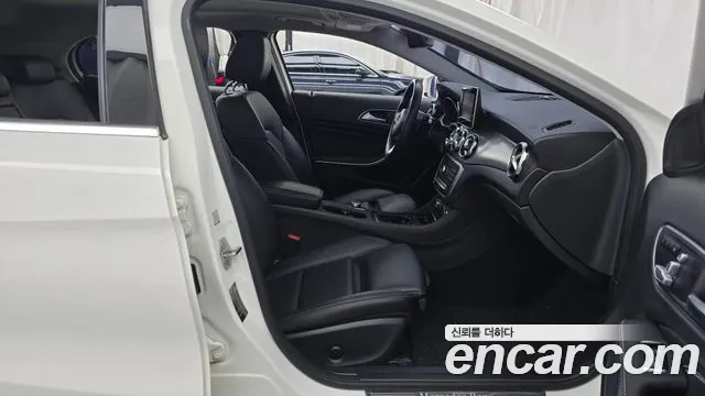 Mercedes-Benz GLA 2019 thumb 11
