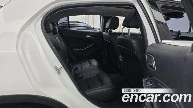 Mercedes-Benz GLA 2019 thumb 12