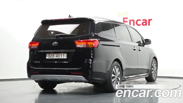Kia Carnival 2017 thumb 2