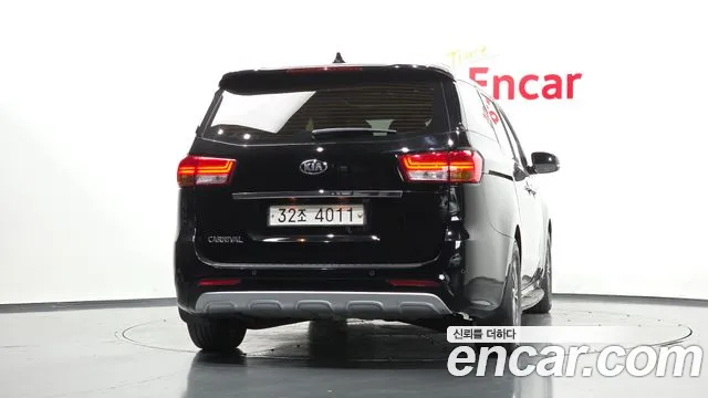 Kia Carnival 2017 thumb 4