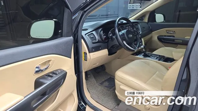Kia Carnival 2017 thumb 10