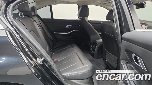 BMW 3-Series 2020 thumb 11