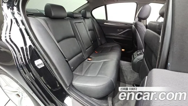 BMW 5-Series 2016 thumb 11