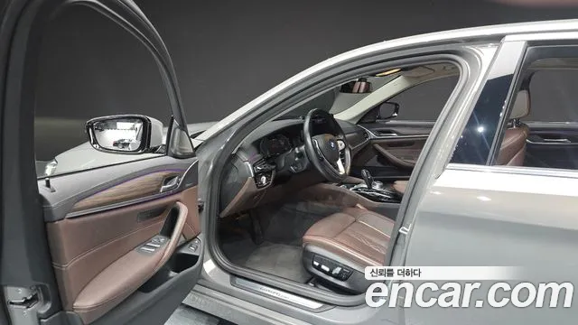 BMW 5-Series 2020 thumb 10