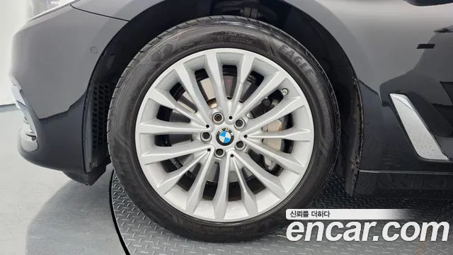 BMW 5-Series 2018 thumb 5
