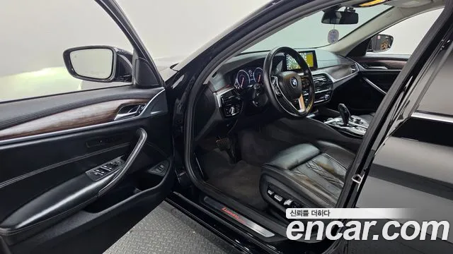 BMW 5-Series 2018 thumb 10