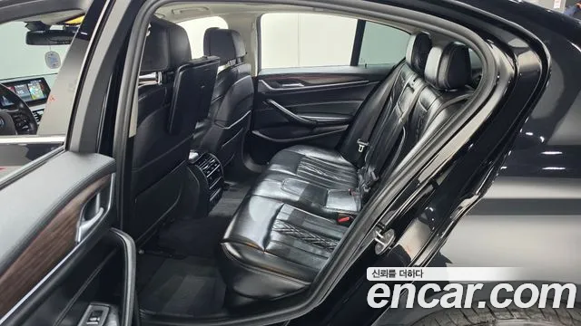 BMW 5-Series 2018 thumb 11