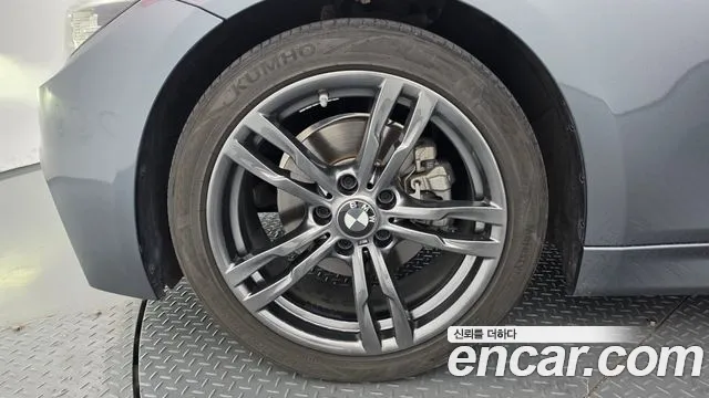 BMW 3-Series 2018 thumb 5