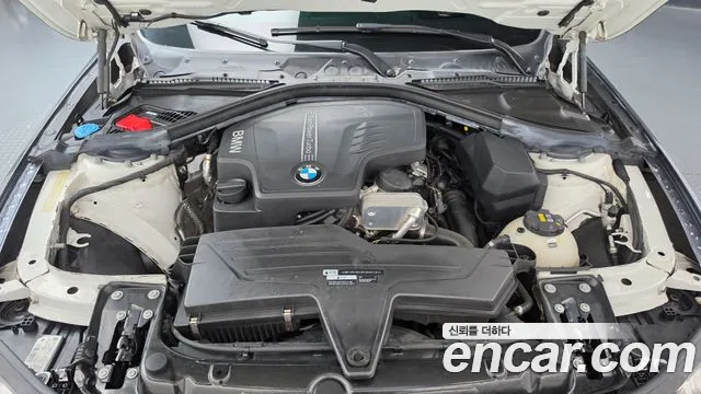 BMW 3-Series 2018 thumb 6