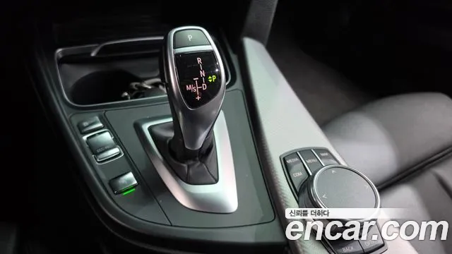 BMW 3-Series 2018 thumb 9