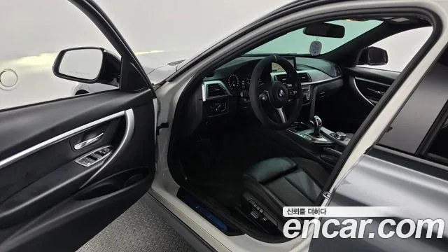 BMW 3-Series 2018 thumb 10
