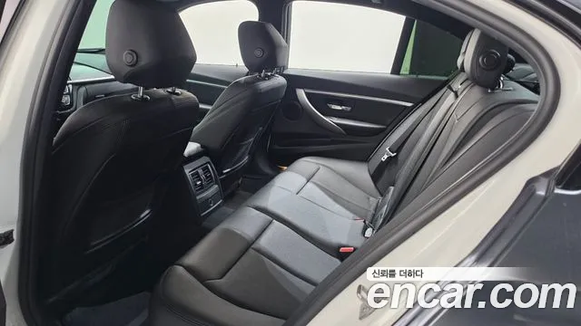 BMW 3-Series 2018 thumb 11