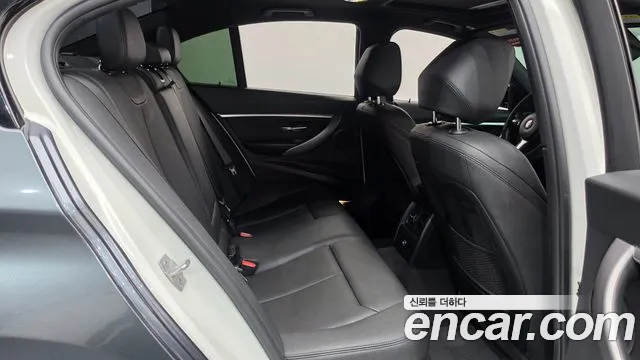 BMW 3-Series 2018 thumb 12