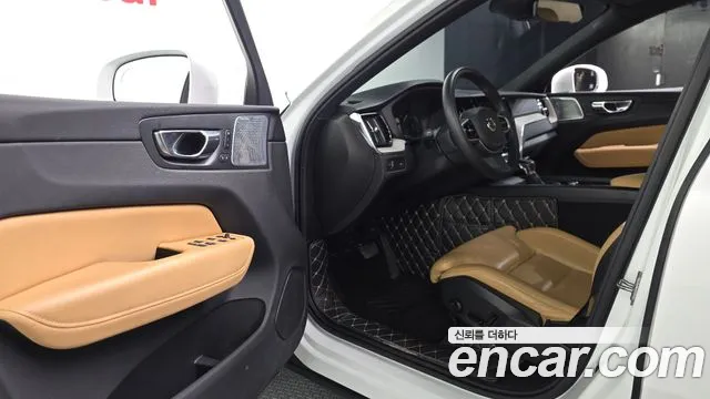 Volvo XC60 2019 thumb 10