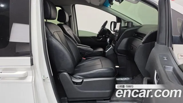 Hyundai Staria 2023 thumb 11