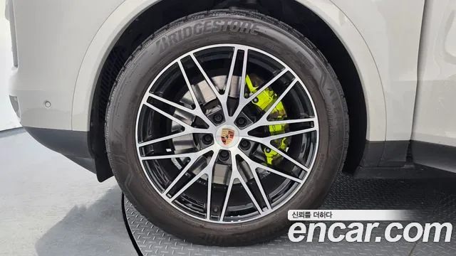 Porsche Cayenne 2024 thumb 4