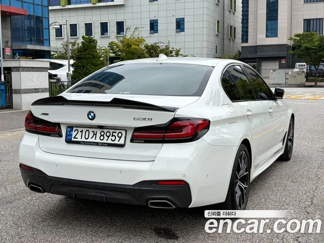 BMW 5-Series 2023 thumb 2