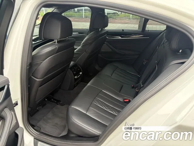 BMW 5-Series 2023 thumb 10