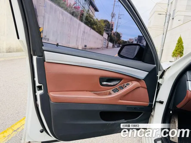 BMW 5-Series 2012 thumb 10