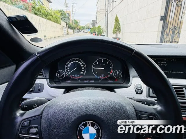 BMW 5-Series 2012 thumb 11