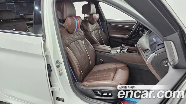 BMW 5-Series 2019 thumb 11