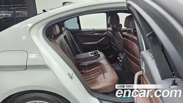 BMW 5-Series 2019 thumb 12