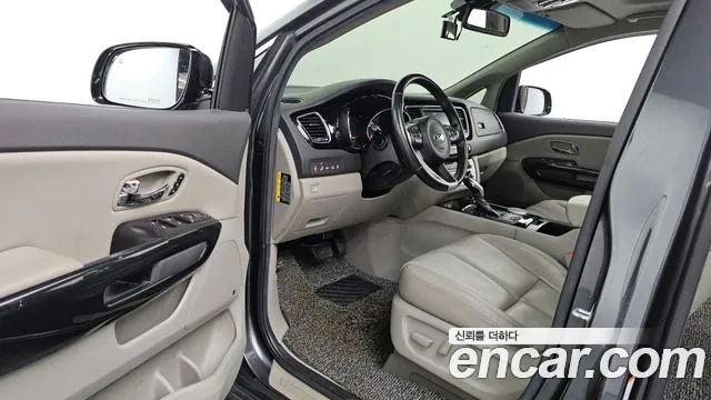 Kia Carnival 2017 thumb 10