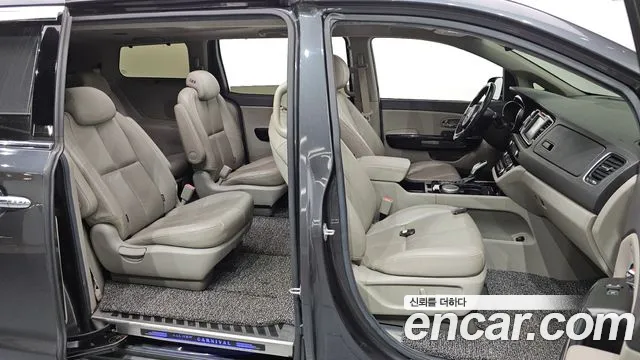 Kia Carnival 2017 thumb 11