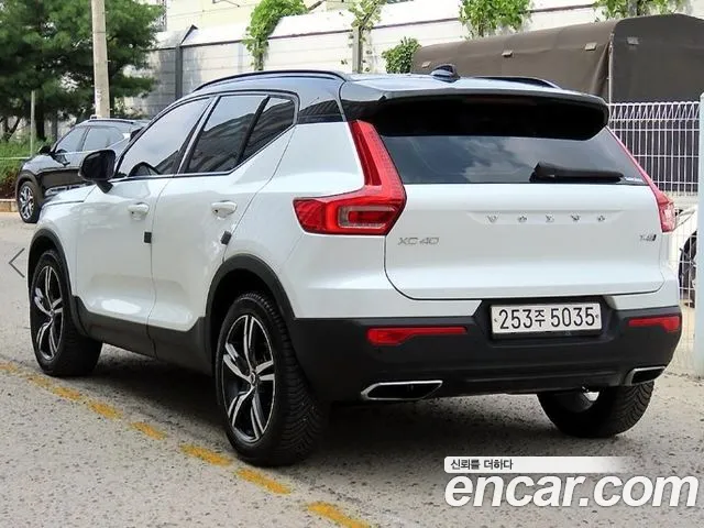 Volvo XC40 2019 thumb 3