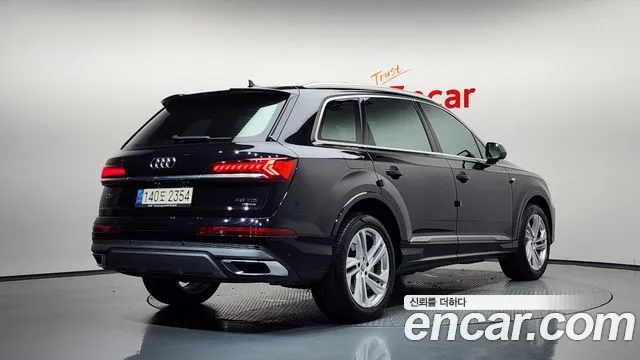 Audi Q7 2021 thumb 2