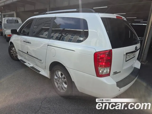 Kia Carnival 2013 thumb 6