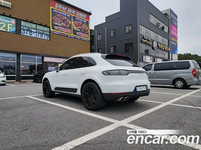 Porsche Macan 2015 thumb 2
