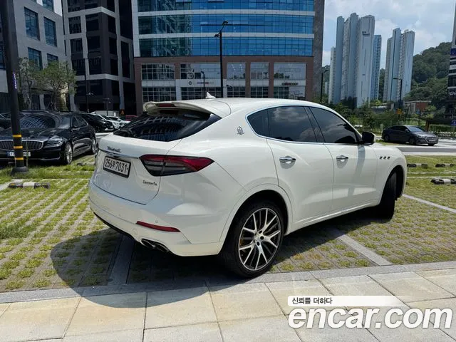 Maserati Levante 2017 thumb 2