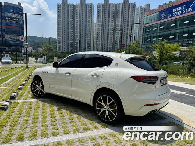 Maserati Levante 2017 thumb 3
