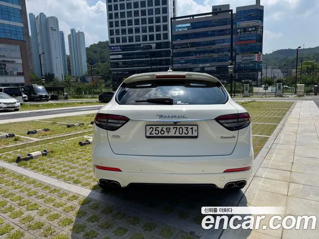 Maserati Levante 2017 thumb 4