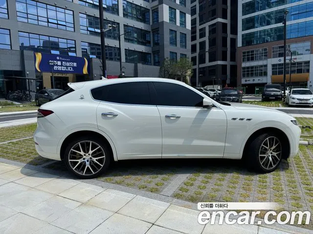 Maserati Levante 2017 thumb 5
