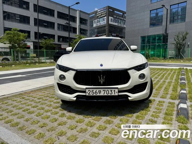 Maserati Levante 2017 thumb 8