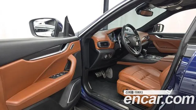 Maserati Levante 2017 thumb 10
