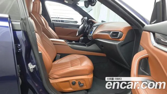 Maserati Levante 2017 thumb 11