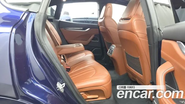 Maserati Levante 2017 thumb 12