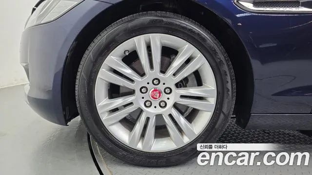 Jaguar XF 2018 thumb 5