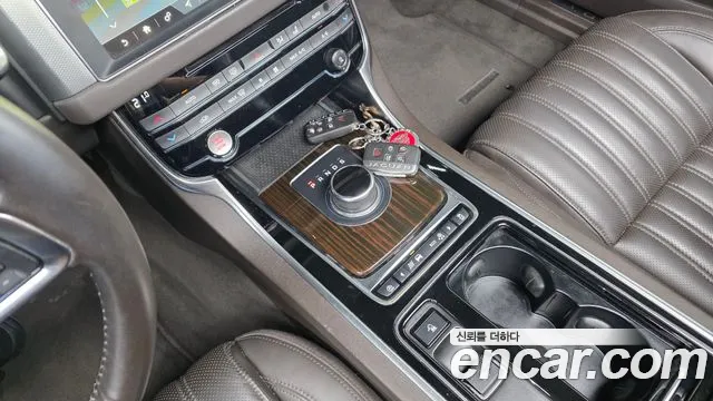 Jaguar XF 2018 thumb 9