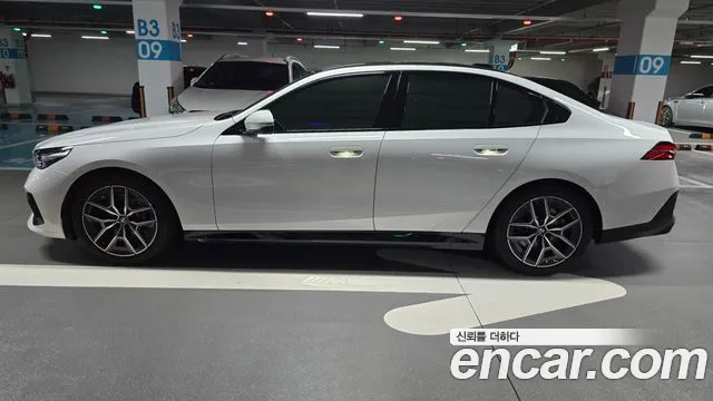 BMW 5-Series 2026 thumb 10