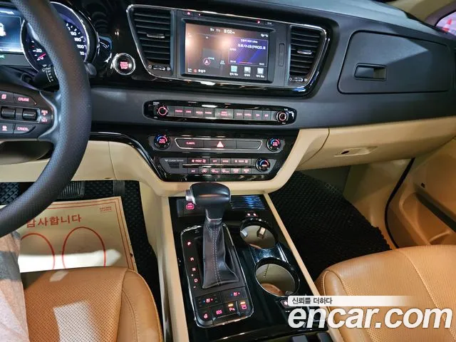 Kia Carnival 2017 thumb 10