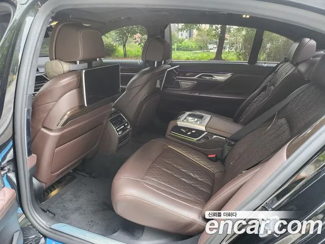 BMW 7-Series 2021 thumb 10