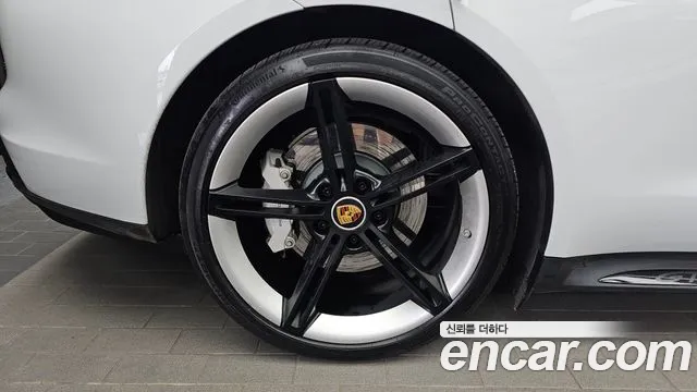 Porsche Taycan 2023 thumb 5